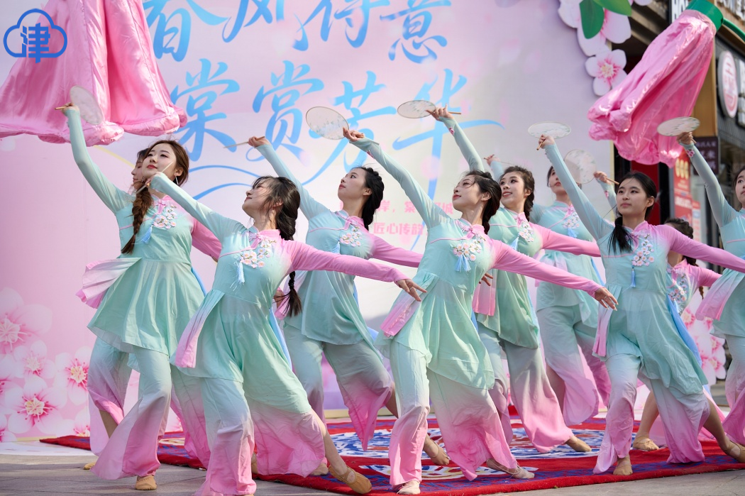 人民日报客户端报道beat365官网学子为五大道海棠花节注入青春活力